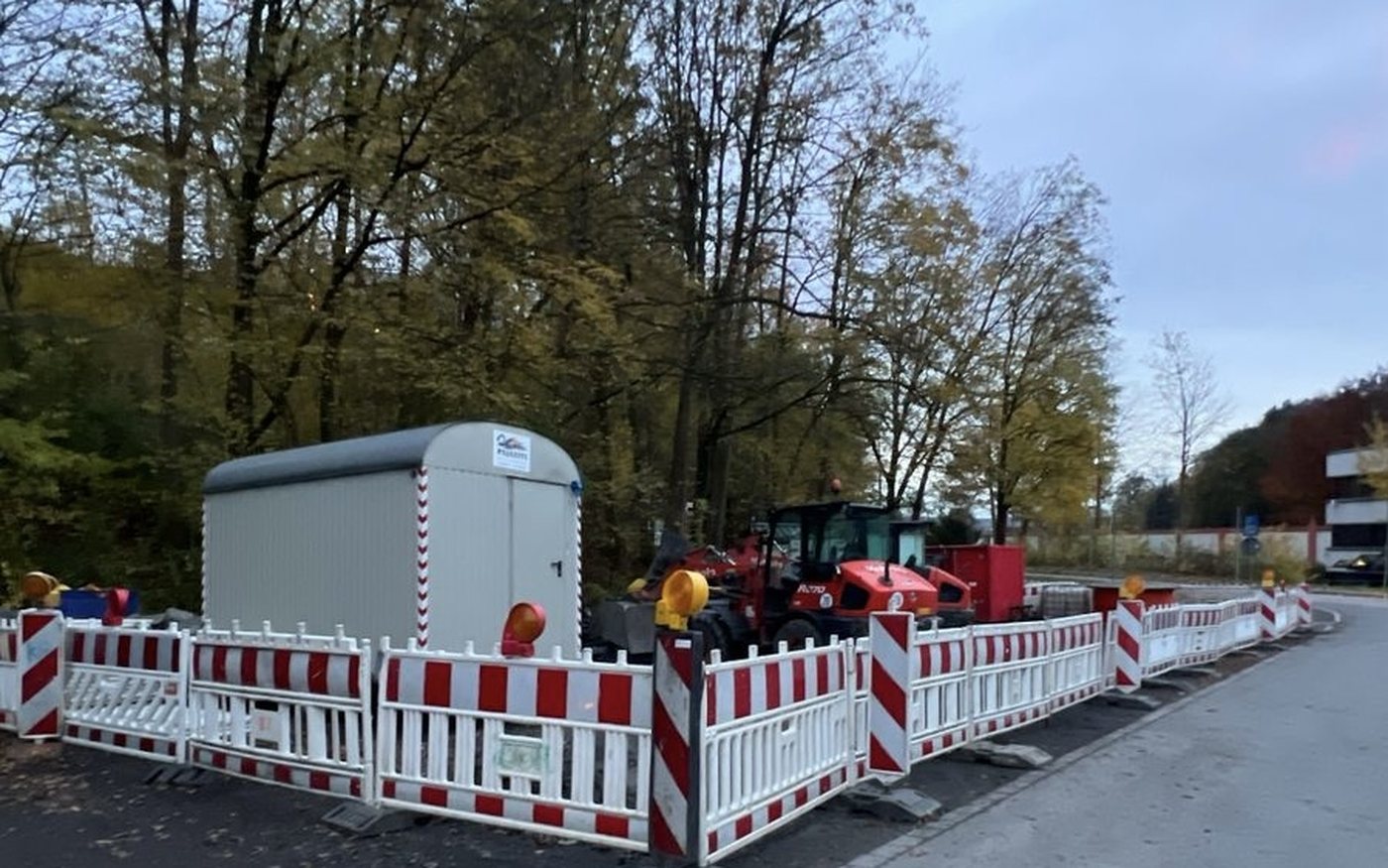 Baustelle Tiefbau – Erdarbeiten mit Absperrung in Gütersloh